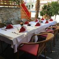 un groupe de tables avec des serviettes rouges dessus dans l'établissement Hotel Ristorante La Terrazza, à Planegg