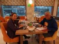 een man en vrouw aan een tafel in een restaurant bij Hotel Rk Grand in Varanasi