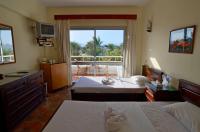 A bed or beds in a room at Oonas Dive Club