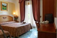 Łóżko lub łóżka w pokoju w obiekcie Hotel Savoia Sorrento