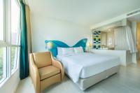Postel nebo postele na pokoji v ubytování Le Tada Parkview Hotel