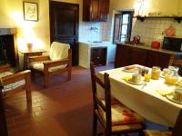 Kuchyňa alebo kuchynka v ubytovaní Agriturismo Il Monte - Piscina tra gli Ulivi, Maneggio con Cavalli e WIFI
