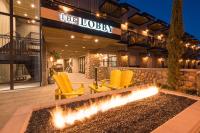 una fuente de fuego frente a un edificio en The Tavern Hotel, en Cottonwood