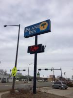 una señal para una posada isleña en una calle en Island Inn, en Grand Island