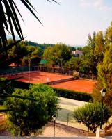 Tennis and/or squash facilities at Green I or nearby