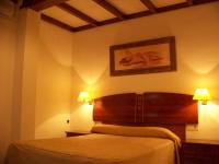Postel nebo postele na pokoji v ubytování Hostal El Lirio