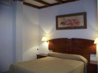 Postel nebo postele na pokoji v ubytování Hostal El Lirio