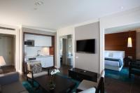 TV a/nebo společenská místnost v ubytování Sundance Suites Hotel