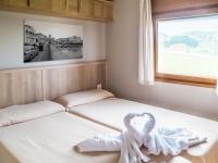 Postel nebo postele na pokoji v ubytování Camping & Bungalows Zumaia