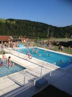 Bazén v ubytování Camping & Bungalows Zumaia nebo v jeho okolí