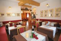 A restaurant or other place to eat at Garni Gimea