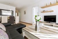 Telewizja i/lub zestaw kina domowego w obiekcie Ocean Pearl Apartment