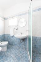 A bathroom at Hotel Roxy & Beach