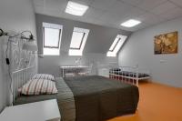 Un dormitorio con una cama en una habitación con ventanas. en Liberty, en Riga