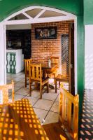 un restaurante con mesa, sillas y pared de ladrillo en Hotel Casa Amelia, en Flores