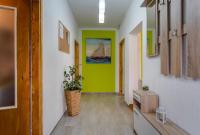 Televízia a/alebo spoločenská miestnosť v ubytovaní Apartments Ani