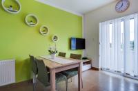 Televízia a/alebo spoločenská miestnosť v ubytovaní Apartments Ani