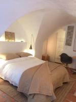 ein Schlafzimmer mit einem großen Bett im Dachgeschoss in der Unterkunft le tilleul in Villevieille