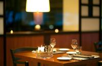 een houten tafel met daarop wijnglazen bij Villa Maria Hotel & SPA in Francavilla al Mare