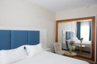 Postel nebo postele na pokoji v ubytování Hotel Castilla Alicante