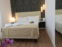 Łóżko lub łóżka w pokoju w obiekcie Sanremo Luxury Suites