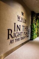 Schild „Wenn man zur richtigen Zeit am richtigen Ort ist“ an einer Wand in der Unterkunft The Wyspy Hotel in Altınordu