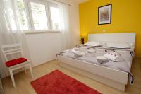 Posteľ alebo postele v izbe v ubytovaní APARTMANI IVONA & IVO