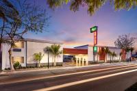 un edificio con un cartel al costado de una calle en Studio Inn &amp; Suites at Promenade Downey, en Downey