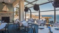 um restaurante com mesas e cadeiras com vista para o oceano em Atlantic Oceanside Hotel & Conference Center em Bar Harbor