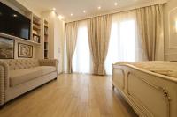 Televízia a/alebo spoločenská miestnosť v ubytovaní Luxurious Athenian Apartment