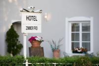 un cartel que lee hotel frente a una casa en Hotel Nibelungenhof, en Tulln