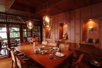 uma sala de jantar com mesa e cadeiras de madeira em Tempat Senang Spa Resort & Restaurant em Sekupang