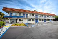 Un edificio con un estacionamiento enfrente. en Motel 6-Vacaville, CA, en Vacaville