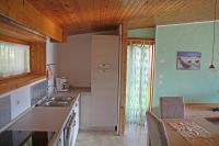 Kuchyňa alebo kuchynka v ubytovaní Villetta Ulivi CA7 sun terrace by Gardadomusmea