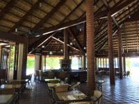 een eetkamer met tafels en stoelen in een restaurant bij Fridays Puerto Galera in Puerto Galera