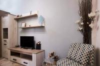 Televízia a/alebo spoločenská miestnosť v ubytovaní Kalyves Maisonette Bougainvillea