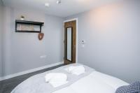 Postel nebo postele na pokoji v ubytování Malone Place Apartment