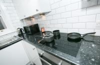 Kuchyň nebo kuchyňský kout v ubytování Malone Place Apartment