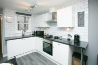 Kuchyň nebo kuchyňský kout v ubytování Malone Place Apartment