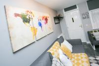 Postel nebo postele na pokoji v ubytování Malone Place Apartment