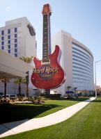 ein Schild für ein Hotel-Rock-Casino mit einer Gitarre in der Unterkunft Hard Rock Hotel &amp; Casino Biloxi in Biloxi