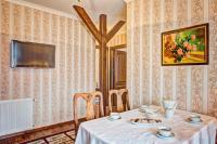 Televízia a/alebo spoločenská miestnosť v ubytovaní Apartamenty Retro