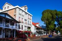 un grupo de edificios en una calle de la ciudad en Hotel Palacio, en Paramaribo