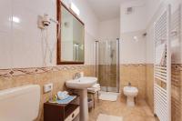 A bathroom at Hotel Villa Pina