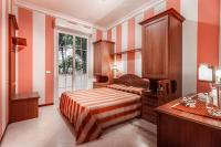 A bed or beds in a room at Hotel Villa Pina