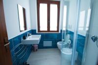 A bathroom at Sandalia B&B
