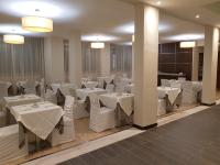 Reštaurácia alebo iné gastronomické zariadenie v ubytovaní Hotel For You