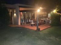 Bungalow in Our Gardenにあるパティオまたは屋外エリア