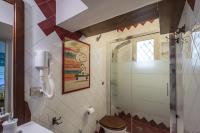 A bathroom at Palazzo Bernardini Suites
