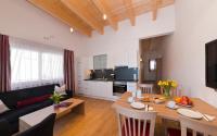 Televízia a/alebo spoločenská miestnosť v ubytovaní Apartments Dolomit-Royal